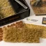 Nahaufnahme der beigebraunen, trockenen Grasbüschel Gamers Grass Starter Box Dry Grass auf Dioramen und Bases