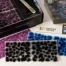 Nahaufnahme der leuchtenden Grasbüschel Gamers Grass Starter Box Alien Grass in Neonfarben auf Sci-Fi-Dioramen
