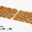 Nahaufnahme der hellen, strohigen Grasbüschel Gamers Grass Dry Tuft 6 mm Wild auf Dioramen und Bases