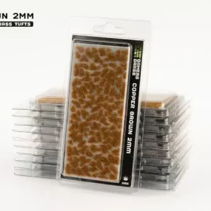 Vorderseite der Packung Gamers Grass Copper Brown 2 mm mit kupferbraunen Grasbüscheln