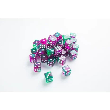 gamegenic-galaxy-series-aurora-d6-wuerfel-12mm-36-inhalt-webp Inhalt Gamegenic Galaxy Series Aurora D6 Würfelset – 36 Acrylwürfel 12 mm mit Farbverlauf Blau-Rosa und Glitzerpartikeln